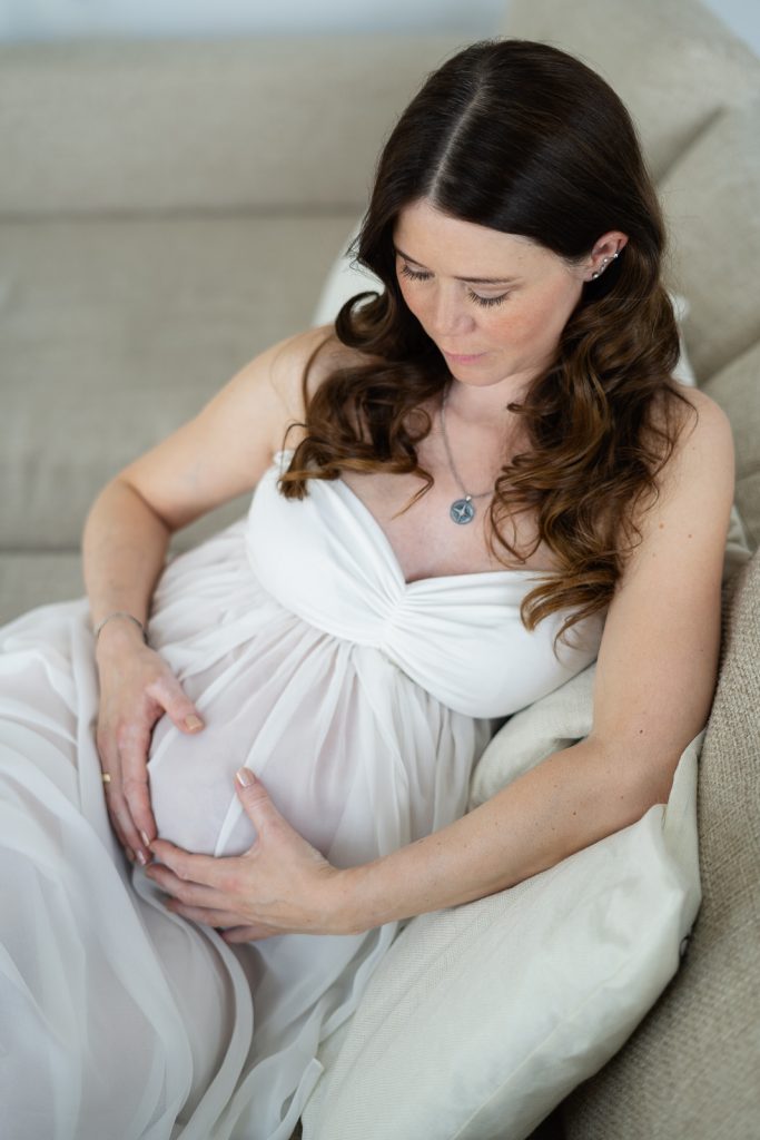 Natalie Heit Photography - schwangere Frau zu Hause bei einem Babybauchshooting Regensburg