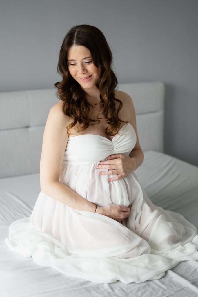 Natalie Heit Photography - schwangere Frau zu Hause bei einem Babybauchshooting Regensburg
