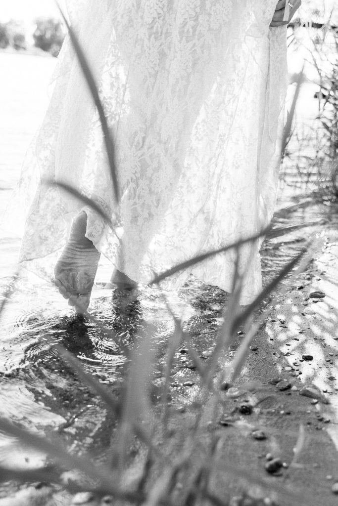 Natalie Heit Photography - Fotografin Regensburg - Frauenbild-Beine-Wassershooting-schwarz-weiß