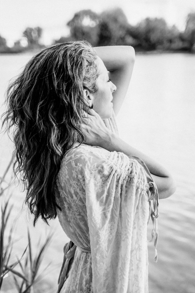 Natalie Heit Photography - Fotografin Regensburg - Frauenportrait-Wassershooting-schwarz-weiß