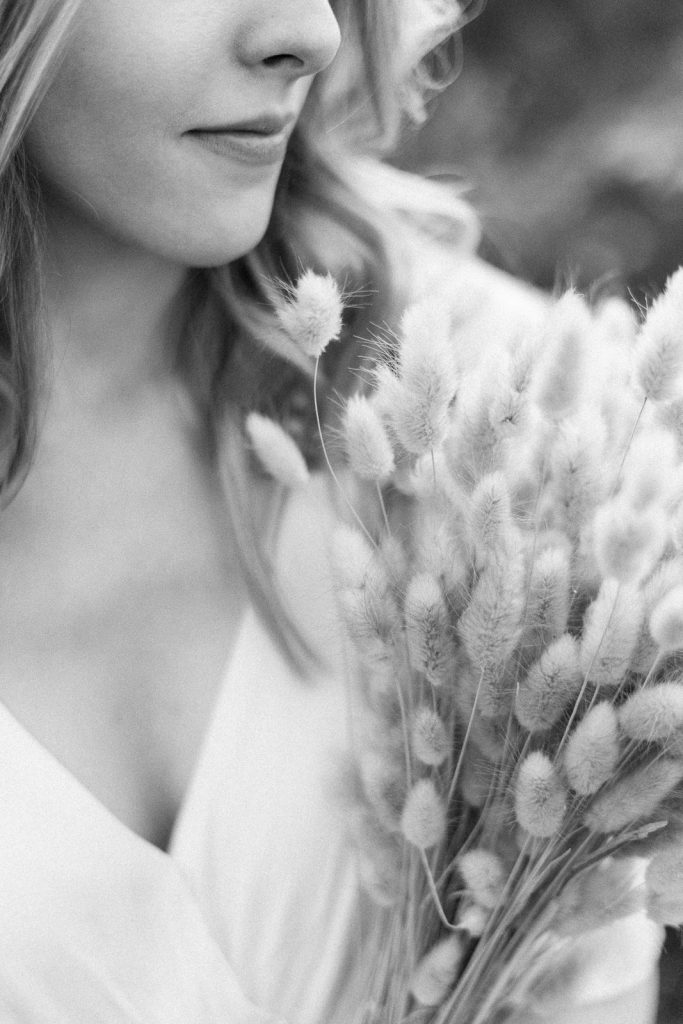 Natalie Heit Photography - Fotografin Regensburg - Frauenbild-Blumen- schwarz-weiß