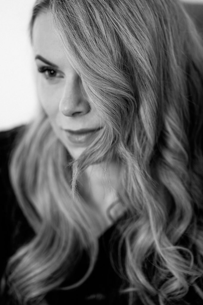 Natalie Heit Photography - Fotografin Regensburg - Frauenportrait-Blumen-schwarz-weiß