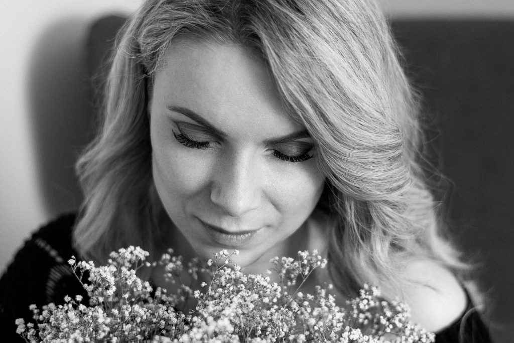 Natalie Heit Photography - Fotografin Regensburg - Frauenportrait-Blumen-schwarz-weiß
