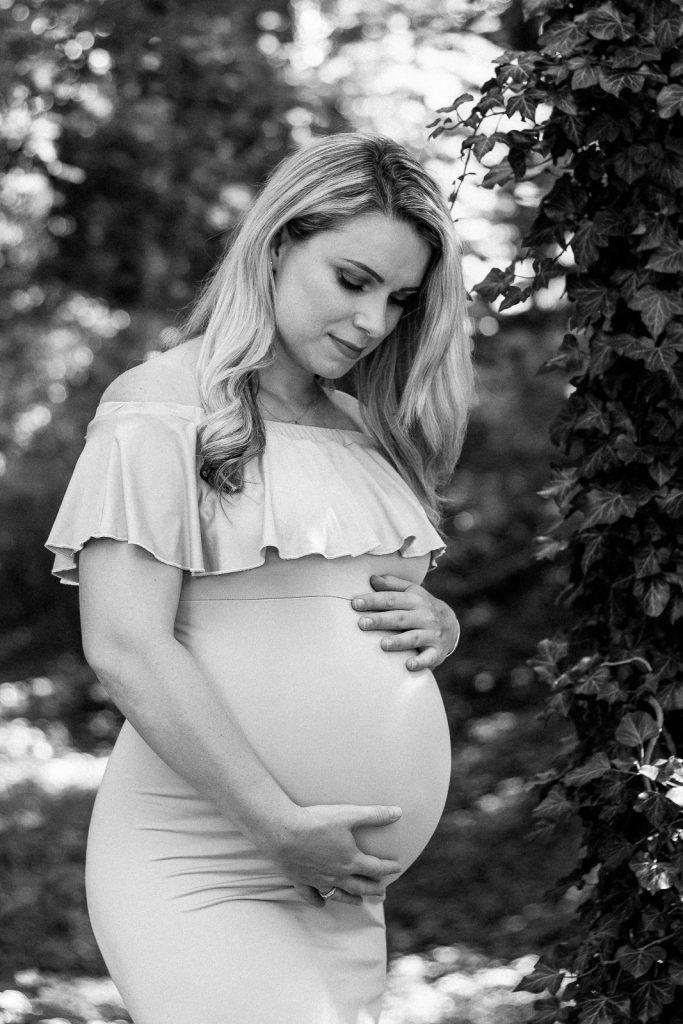 Natalie Heit Photography - schwangere Frau bei einem Schwangerschaftsshooting Regensburg